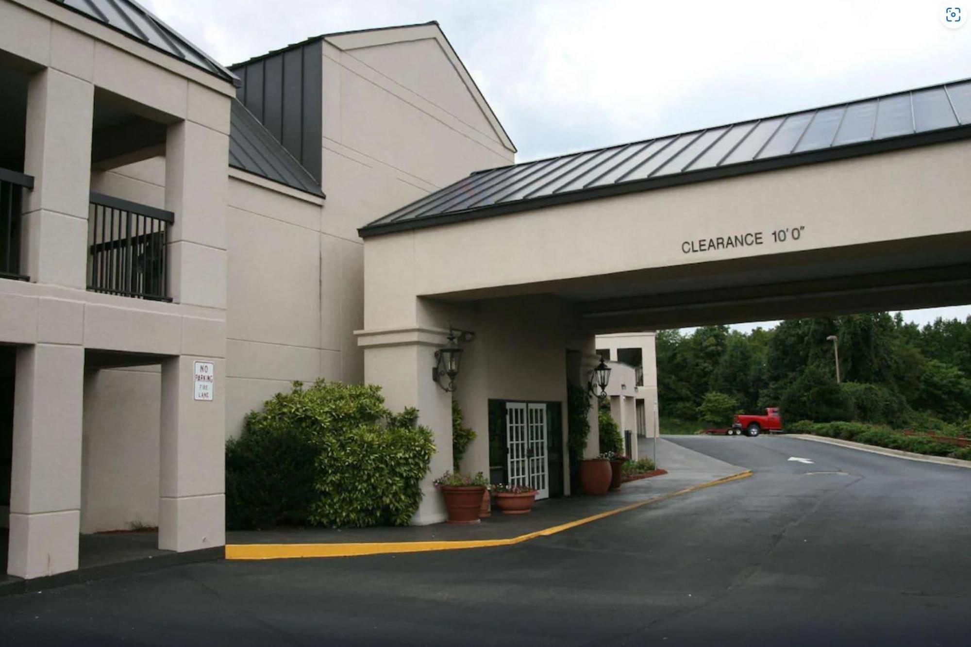 Staying Near Berglund Center: 6 Airport Hotels Compared