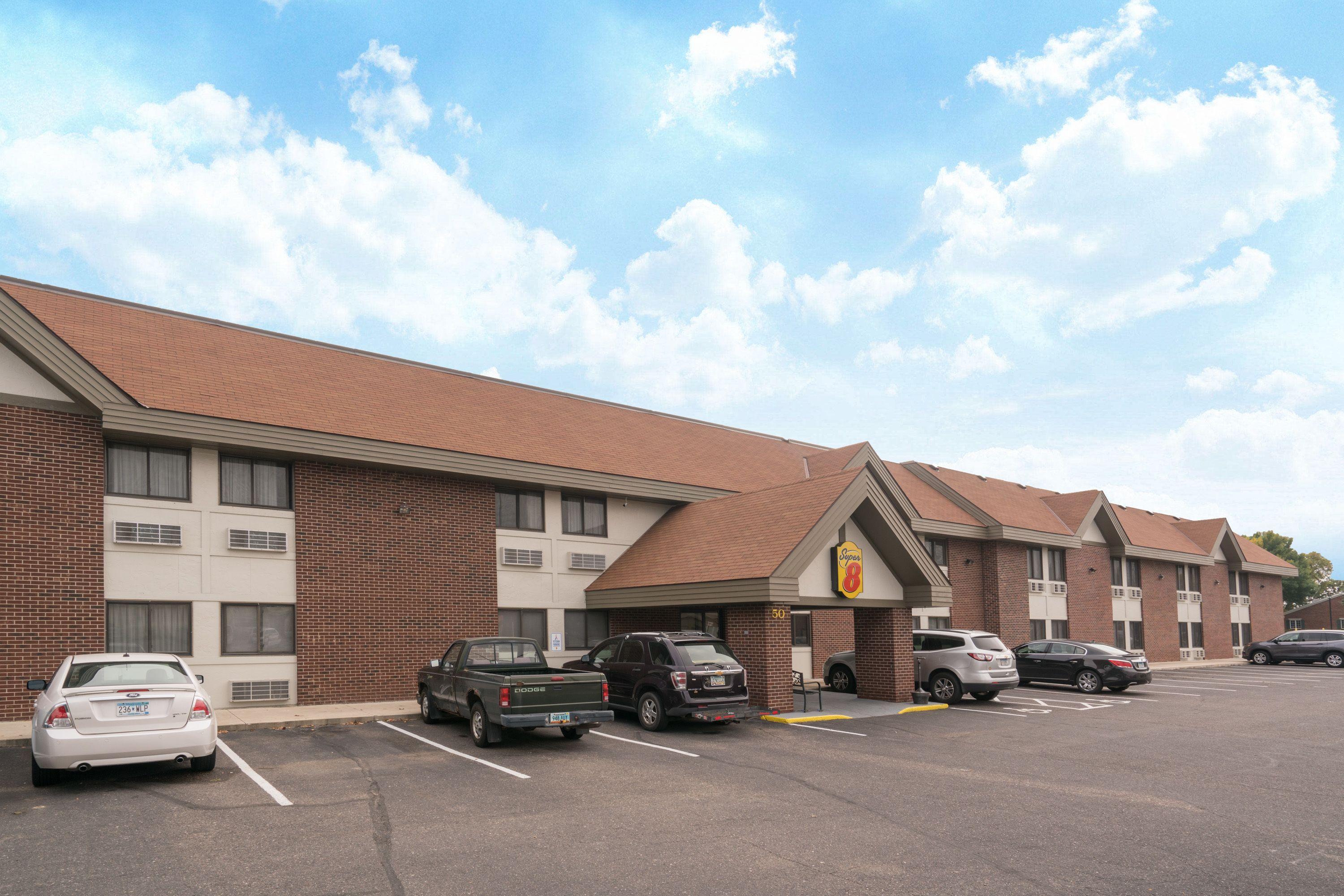 Staying Near Stearns History Museum: 5 Budget Hotels Compared