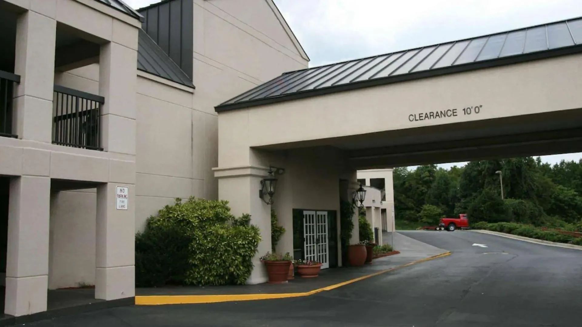 Staying Near Berglund Center: 6 Airport Hotels Compared
